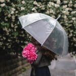 kvinde med buket og paraply