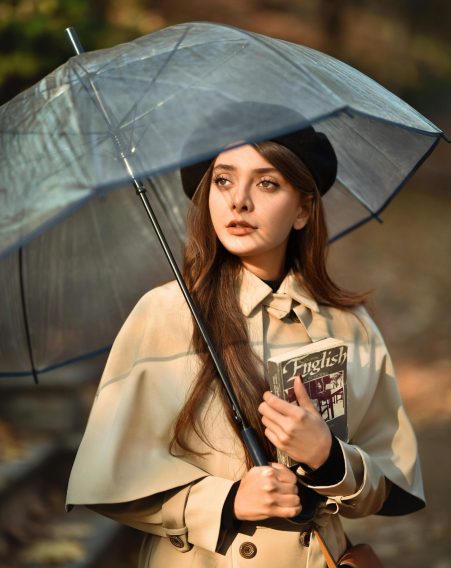 ung kvinde med paraply